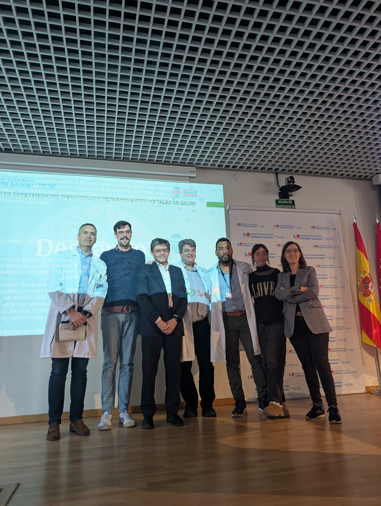 Foto de grupo de participantes sobre el escenario en la edición de 2025